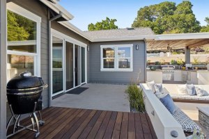 Wood-refinishing-deck-gry-hse